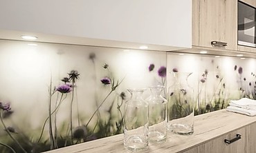 Ob Nischenrückwand, ganze Küchenrückwand oder nur ein Spritzschutz aus Glas - im Design ist alles möglich.