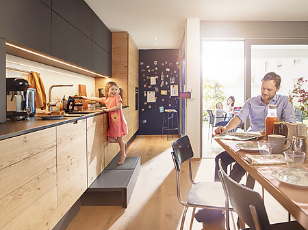Familienküche mit integrierter Tritthilfe
