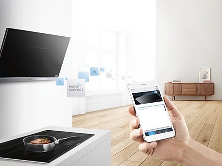 Mit dem Smartphone steuern Sie Kochfeld und Dunstabzug und somit die Luftqualität in der Küche.