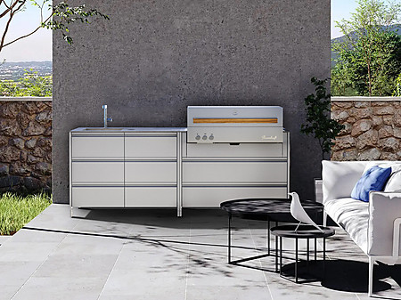 Outdoor-Küche mit Grill- und Spülmodul.
