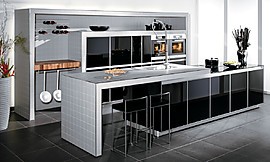 Moderne Designerküche mit gefliester Arbeitsplatte Zuordnung: Stil Design-Küchen, Planungsart Küche mit Sitzgelegenheit