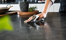 Die Arbeitsplatte aus dem dunklen Naturstein Manhattan Grey schafft ein exklusives Ambiente in der Küche. Zuordnung: Stil Moderne Küchen, Planungsart Detail Küchenplanung