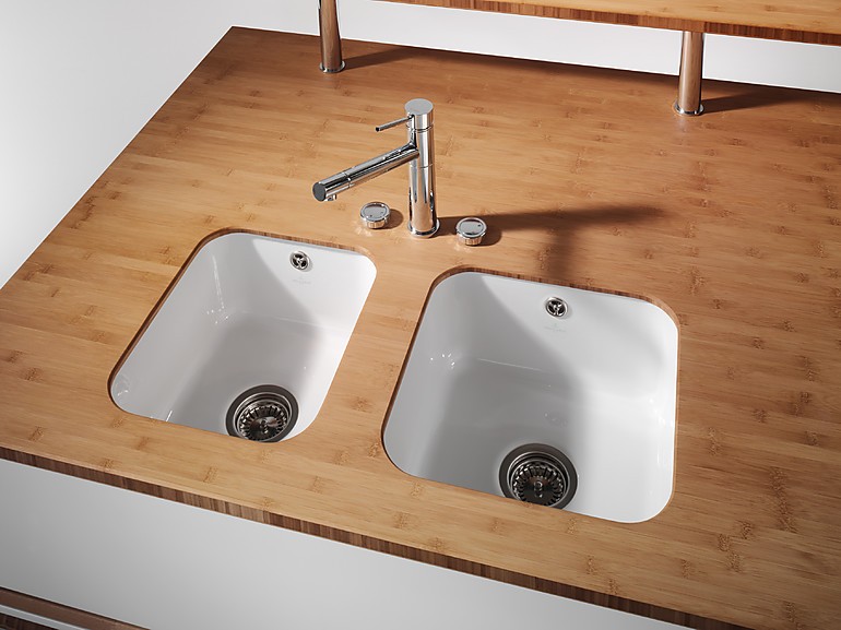 Eine Doppelspüle ist sehr praktisch zum Waschen, Putzen und Vorbereiten von Gemüse und anderen Lebensmitteln.