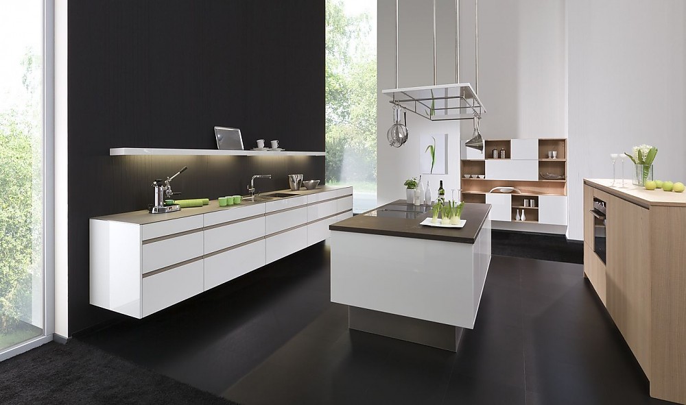 Exklusive Inselküche in Weiß. Zuordnung: Stil Design-Küchen, Planungsart Küche mit Küchen-Insel