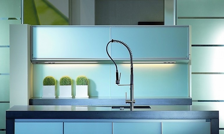 Besonders praktisch bei der Küchenarbeit ist eine Armatur mit Schlauchbrause an der Küchenspüle.