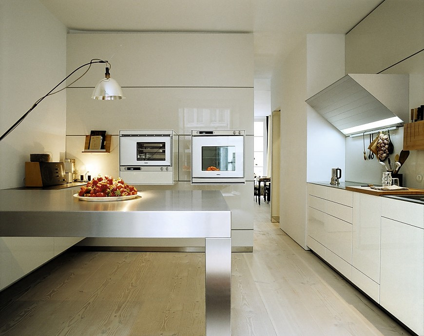 Designküche b3 in Hochglanz Creme mit Gerätehochschränken (Bulthaup Küchen)