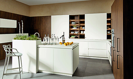 Weiße Küche mit großflächigen Schiebetüren. Foto: Pronorm