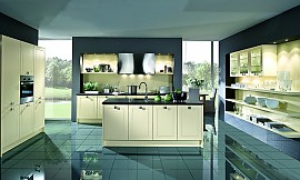 Mit Hochschränken, Regalen und Glasschränken Zuordnung: Stil Klassische Küchen, Planungsart Küche mit Küchen-Insel