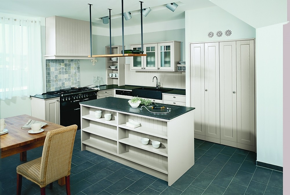 Inselküche mit Materialmix in weiß und schwarz Zuordnung: Stil Landhausküchen, Planungsart Küche mit Küchen-Insel