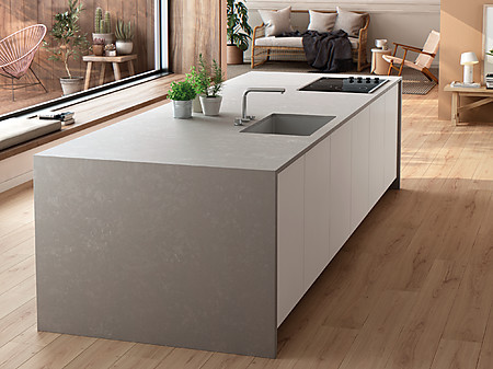 Weiße Kücheninsel mit Silestone Arbeitsplatte in Beton-Optik