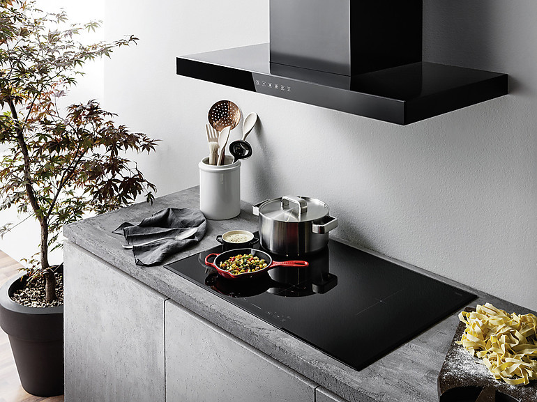 Küche mit schwarzer Wandhaube