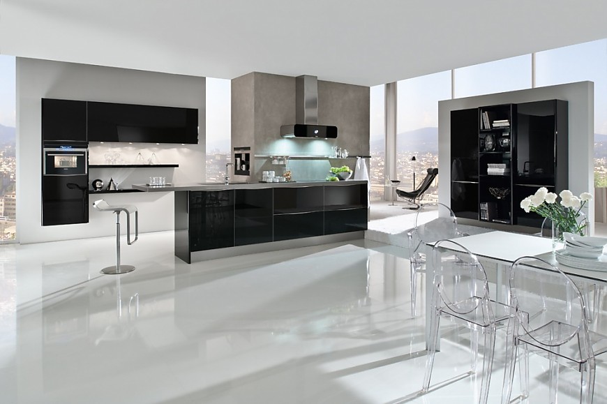 Edle Küche mit Fronten in schwarzem Designglas