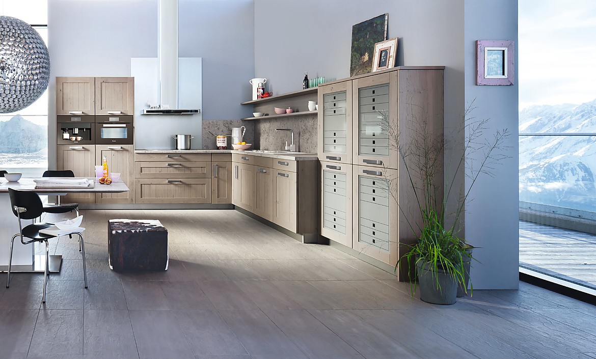 Helle holzküche im modernen landhausstil "camelot castle"
