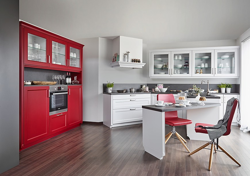 Moderne Landhausküche in Weiß und Rot