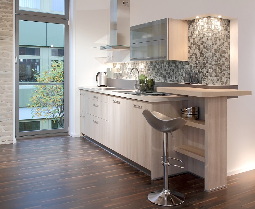 Materialmix küchenzeile mit arbeitsplatten aus holz und weiÃen fronten