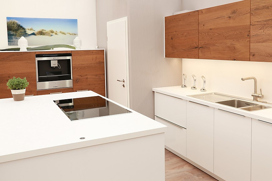 Weiß und Holz: Moderne Inselküche in attraktiver Farbkombination (Erndl Küchen)