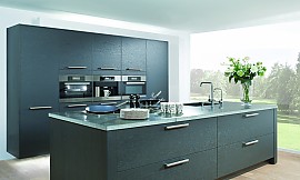 Küchenzeile und Kücheninsel mit Holzfronten und drei Geräteschränken Zuordnung: Stil Moderne Küchen, Planungsart L-Form-Küche