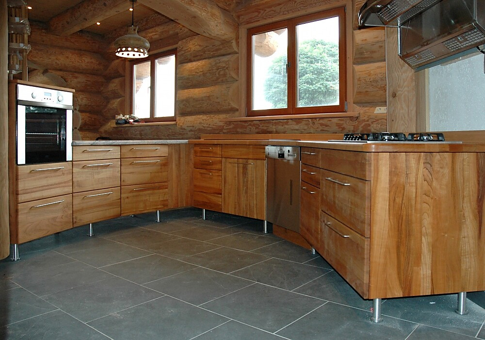 Auf Sockelfüßen mit Naturholzarbeitsplatte Zuordnung: Stil Landhausküchen, Planungsart U-Form-Küche