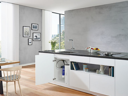 Das Boilersystem GROHE Red wird im Unterschrank platziert.