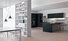 Diese U-Küche in klassischem Schwarz ist das Ergebnis wohlüberlegter Designarbeit. Zuordnung: Stil Klassische Küchen, Planungsart U-Form-Küche
