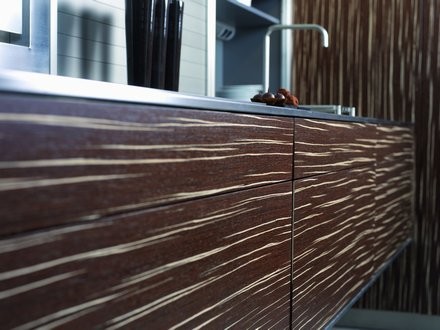 Holzküche mit Kunstfurnier furniert