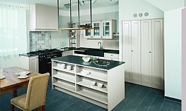 Inselküche mit Materialmix in weiß und schwarz Zuordnung: Stil Landhausküchen, Planungsart Detail Küchenplanung
