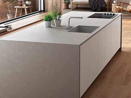 Kücheninsel mit Arbeitsplatte und Wangen aus Dekton in Beton Look