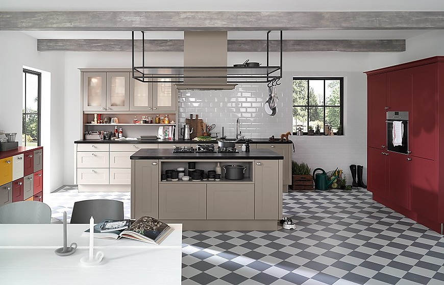 Romantische Landhausküche mit mit Lack-Rahmenfronten (Nolte Küchen)