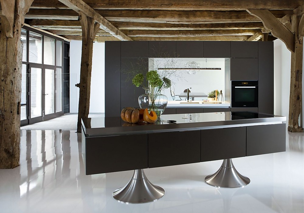 Frei im Raum und doch in sich geschlossen: Mit dieser Küche zeigt STARCK BY WARENDORF, wie perfekt Design und Funktionalität harmonieren können. Zuordnung: Stil Design-Küchen, Planungsart Küche mit Küchen-Insel