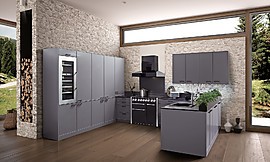 Lavendelgraue U-Küche mit schnörkellosen Rahmenfronten in klassischer Ausführung. Zuordnung: Stil Landhausküchen, Planungsart U-Form-Küche
