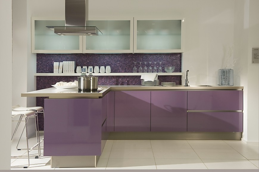 Grifflose L-Küche violett