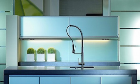 Besonders praktisch bei der Küchenarbeit ist eine Armatur mit Schlauchbrause an der Küchenspüle.