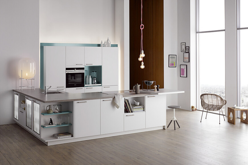 Offene Wohnküche in Weiß mit kleiner Ansatztheke (Bauformat Küchen)