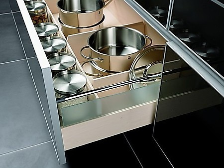 Die Innenausstattung der Küche verlangt nach geschmackvollen Lösungen wie zum Beispiel Glas in schubladen und Auszügen.
