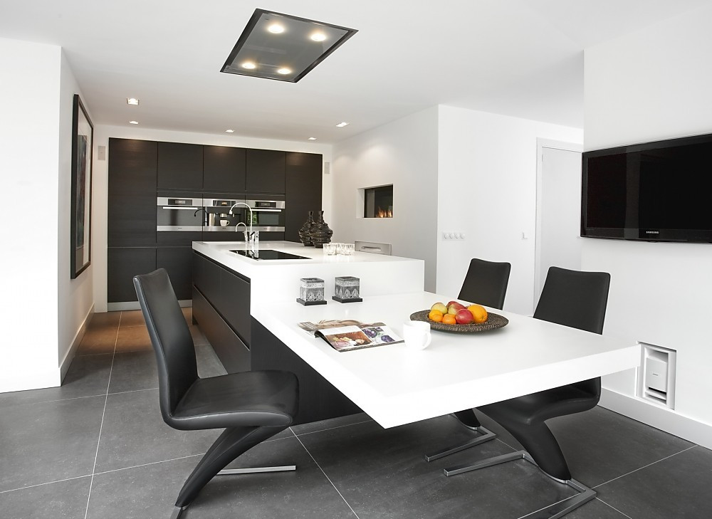 Moderne, geradlinig geplante, offene Wohnküche mit Sitzmöglichkeit Zuordnung: Stil Moderne Küchen, Planungsart Offene Küche (Wohnküche)