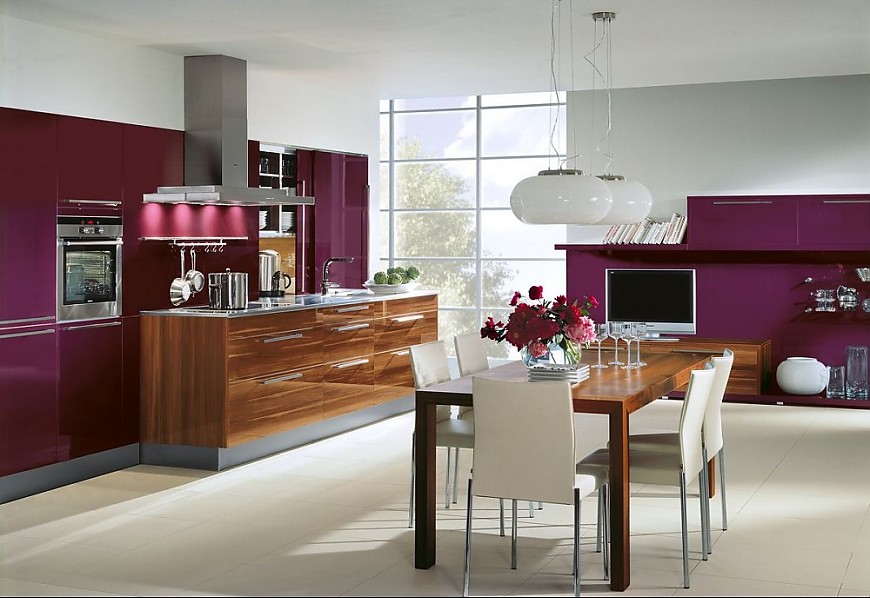 Küchenzeile und Esstisch aus Holz mit Hochschränken und Wohnwand in Aubergine