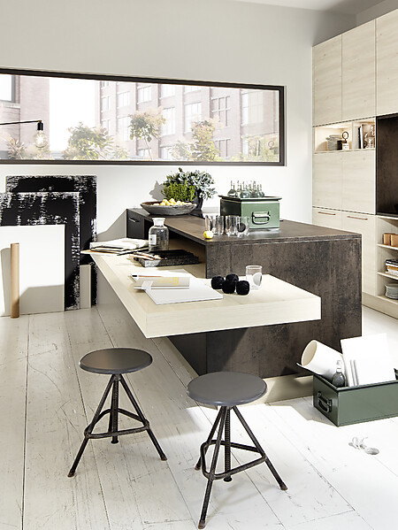 Home-Office an der Kücheninsel
