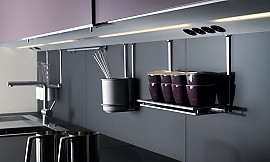 Hängendes Aufbewahrungssystem mit beleuchteten Oberleisten Zuordnung: Stil Design-Küchen, Planungsart Offene Küche (Wohnküche)