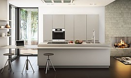 Elegantes und helles Küchenmodell mit Sitzgelegenheit. Zuordnung: Stil Klassische Küchen, Planungsart L-Form-Küche