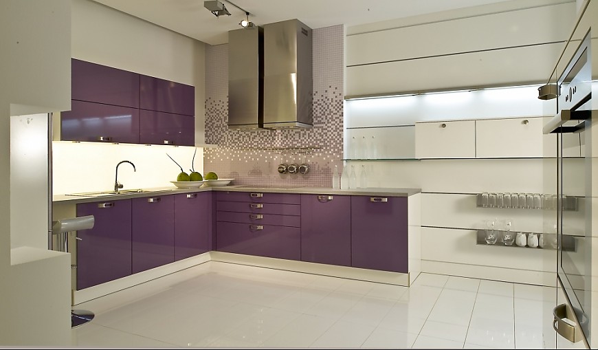 U-Küche mit Theke violett mit weiß kombiniert
