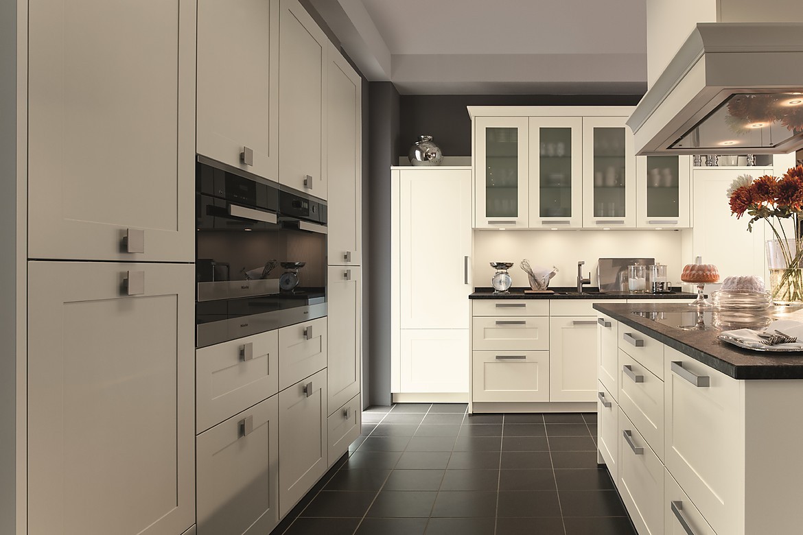Monaco in truffle grey: hochglanz lackküche im landhausstil