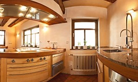 Vollholzküche mit Kücheninsel und Gerätehochschränken, Arbeitsplatten in Holz und Granit Zuordnung: Stil Landhausküchen, Planungsart U-Form-Küche