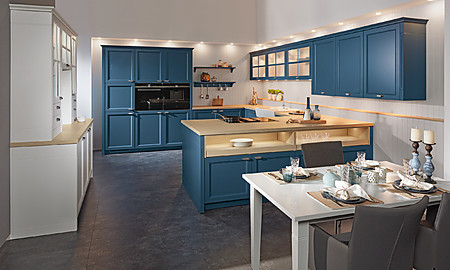 Blaue Landhausküche mit heller Holzarbeitsplatte
