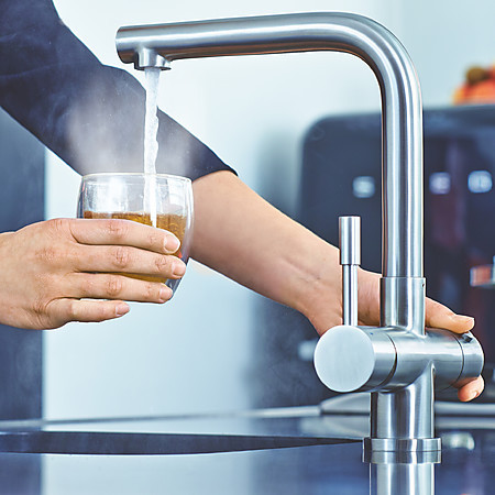 Das kochende Wasser für den Tee spendet die Armatur Mondial.
