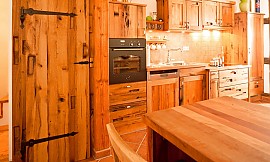 Massivholzküche aus Altholz gefertigt Zuordnung: Stil Landhausküchen, Planungsart Küche mit Sitzgelegenheit