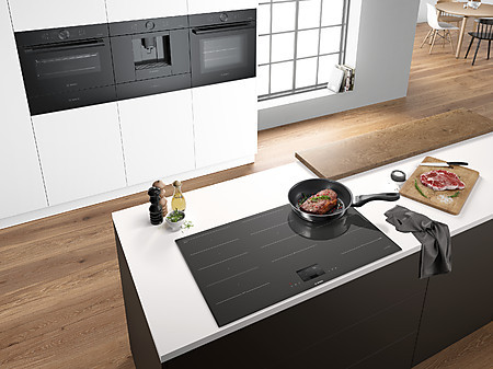 Inselküche mit Bosch accent line carbon black Geräten