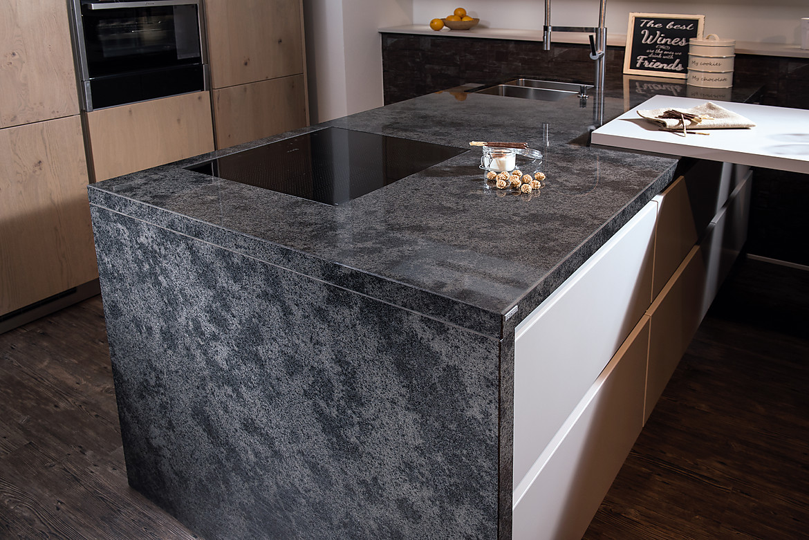 Moderne Inselkuche Mit Naturstein Arbeitsplatte Manhattan Grey Poliert