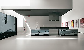 Offen geplante Luxusküche mit Glasfronten in Ingwermetallic Offen geplante Luxusküche mit Glasfronten in Ingwermetallic