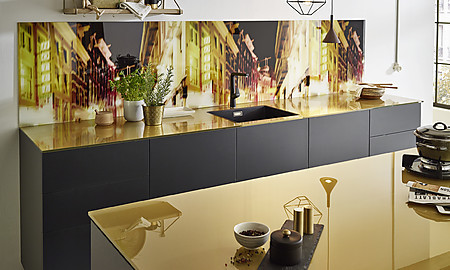 Moderne Küche mit gelber Küchenarbeitsplatte aus Glas
