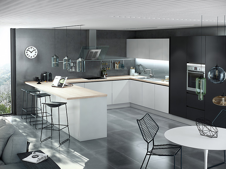 U-Küche mit Laminatarbeitsplatte und Theke im selben Design